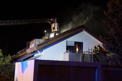 Dachstuhlbrand fordert fuenf Feuerwehren - Personen retten sich selbststaendig in Asperg